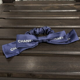 CHANEL 2023SS 23S Logo Print Ribbon Scrunchie AA9064 シャネル 23S ロゴプリント リボン シュシュ ヘアバンド ヘアアクセサリー リボン ロゴプリント ネイビー×ホワイト【260704】【新古品】