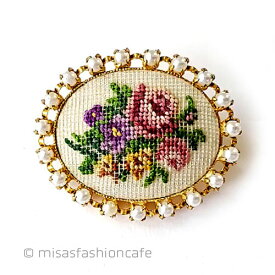 オーストリア製花ブローチ　プチポアン刺繍　パール　　Vintage・ヴィンテージ　アンティーク　アクセサリー　ギフト　プレゼント　骨董　【海外直輸入USED品】