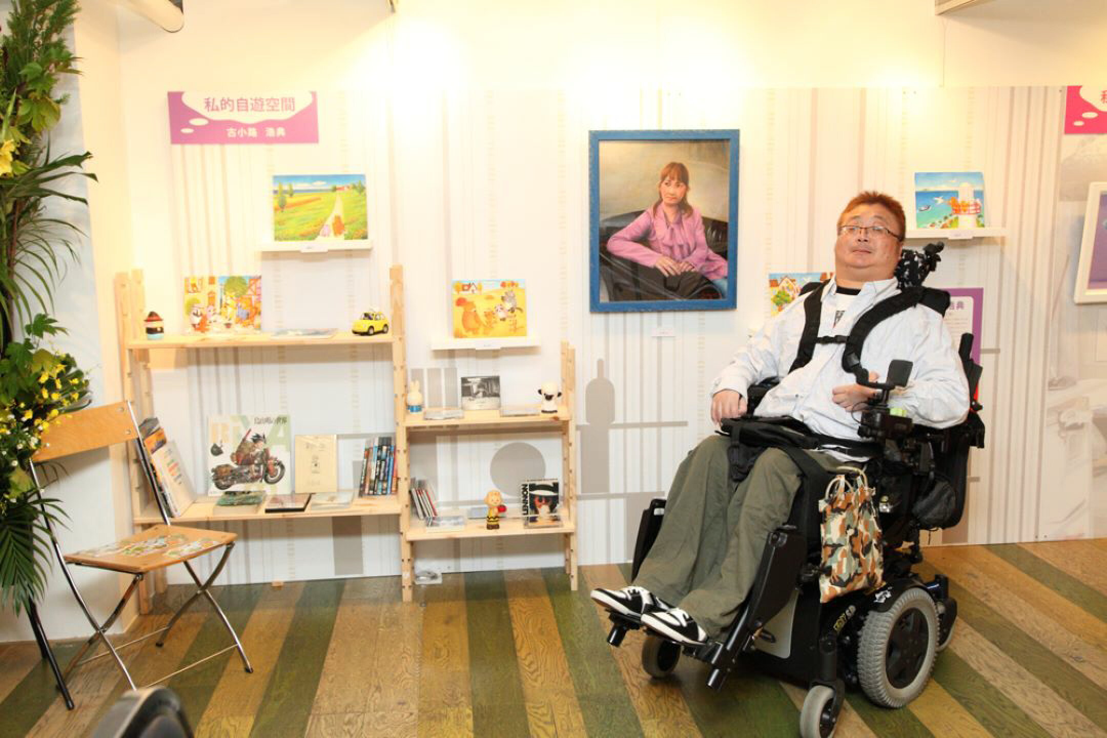 原宿での5人展会場にて 口で描く画家 古小路 浩典