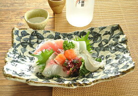 【クーポン有】食器 和食器 おしゃれ 皿 大皿 手書きたこ唐草変形足付まな板皿 モダン 角皿 スクエアー カフェ風 電子レンジ対応 食洗機対応