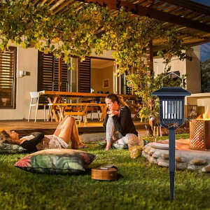 2個セット 電撃殺虫器 屋外 ソーラー充電式 捕虫器 360°強力蚊除け 蚊取り器 虫対策 薬剤不要 配線不要 蚊取りと照明両用 ガーデンライト コバエ取り 電撃殺虫機 電気式蚊取り器 防水 静音