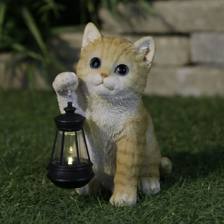 楽天市場】猫の置物 ソーラーランプを右手で持ち上げる茶トラ猫 高さ 