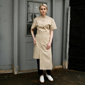 丈の差をつけて感覚的にデザイン ウエストエプロン☆Different length welt pocket waist apron (Beige) #AA1933☆ユニフォームデザイナー専門ブランド a.mont☆飲食店・ホテル・サービスユニフォーム（制服）接客・厨房・コックコート・エプロンなどの専門店です♪ ☆a-mont