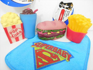 【わんちゃんのおもちゃとよだれかけ】☆ 5点セット ☆犬 犬用おもちゃ 泣き笛 ビニール アメリカ雑貨 フィギュア 犬用服 首輪 バンダナ スカーフ スーパーマン よだれかけ