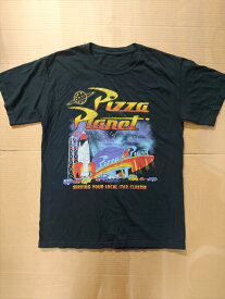 ◎【トイ・ストーリー/TOY STORY】『 Pizza Planet / プリント Tシャツ 』Tシャツ 半袖 シャツ 日本未発売 Disney ディズニー PIXAR ピクサー トイストーリー アメカジ カジュアルファッション シャツ ファッション雑貨 アメリカ雑貨 アメ雑 雑貨