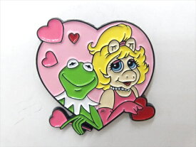 ◎【ピンバッジ/pin badge】『 The Muppet Show カーミット&ミス・ピギー ハート / ピンズ 』バッジ バッチ ピンバッチ PINS 映画 Movie ドラマ 人形劇 マペッツ マペット・ショ― セサミ・ストリート コレクション ファッション雑貨 アメ雑