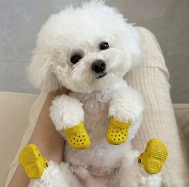 【4 個入り】2個入り犬用サンダル EVA 素材 犬靴 ドッグシューズ 厚底断熱 肉球保護 滑り止め 通気性良く蒸れない 抗菌防臭 柔らか軽量 履かせやすく脱げにくい 熱中症予防 雨の日レインシューズ 室内屋外兼用 小型犬・中型犬 アスファルト・散歩・ビーチ海辺 介護足カバー