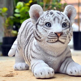 ホワイトタイガー　虎　トラトラの置物　置物　かわいい置物小さいトラ　ホワイト　ベンガルお庭や玄関に合います。プレゼントにもどうぞ。
