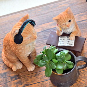 ヘッドホン茶トラ猫 勉強中 ねこヘッドホンで音楽を聞く茶トラ猫小さい置物 学校 勉強青いヘッドホン ミュージック猫 ねこ にゃんこ お庭や玄関先に。プレゼントにもどうぞ。