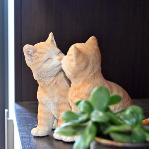 ちゅーするカップルにゃんこキスするカップル茶トラ猫くっつく2匹の猫 かわいい猫置物 可愛い置物 キャット猫 ネコ にゃんこネコの置物 かわいいお庭や玄関に飾るとかわいいです
