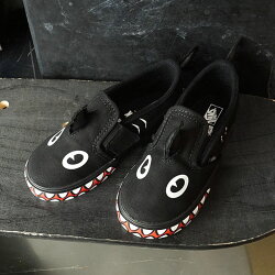【先行予約】バンズVANSベビーキッズスリップオンベルクロシャークウィークKIDSSLIP-ONVSHARKWEEKヴァンズスリッポンスニーカー靴PHINブラック系(VN0A3488V4HFW19)【コンビニ受取対応商品】