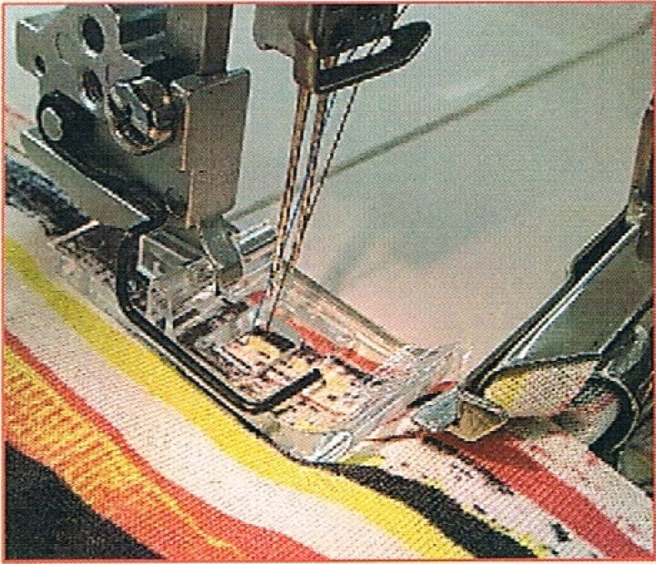 JANOMEトルネィオ796U型3本針4本糸カバーステッチミシン 