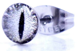 クロコダイルアイステンレスピアス/1個販売 目玉 眼 蛇 へび スネイク スネーク サージカルステンレス 316L 20G 20ゲージ メンズ レディース ペア 金属アレルギー 耳 軟骨 サージカルステンレス