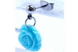 ローズチャームステンレスピアス(ライトブルー)/1個販売 青色 バラ 薔薇 花 フラワー サージカルステンレス メンズ レディース 20G 20ゲージ 耳 軟骨 キャッチピアス ヘリックス トラガス