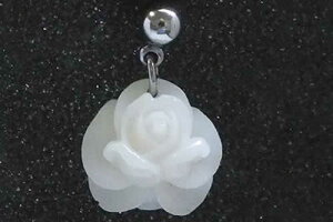 薔薇チャームステンレスピアス(ホワイト)/1個販売 白色 バラ ローズ 花 フラワー サージカルステンレス メンズ レディース 20G 20ゲージ 耳 軟骨 キャッチピアス ヘリックス トラガス アン