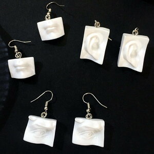 顔の彫刻ステンレスピアス 1個販売 サージカルステンレス316L フックピアス 顔 フェイス 目 耳 口 白色 ホワイト 美術品 パーツ 部品 アート メンズ レディース 揺れる 人気 ボヘミアン 20G 20ゲ