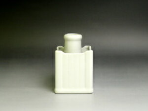 【 伊勢 宮忠 】【 角榊立 3寸 】幅6.5cm 奥行き6.5cm 高さ9cm 口径2.1cm 神棚 神具 花瓶 セトモノ 陶器 白 ホワイト カップ クリスタル セット 壺 さかき