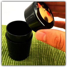 京漆器 プチケース ねこ　京都 漆器 伝統 和雑貨 和小物 アニマル 猫 キャット ピルケース 筒型 円筒 丸筒 かわいい 和風 和柄 マルチケース 小物入れ 蓋つき ミニ 黒色 薬入れ シンプル 携帯 ポータブル