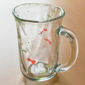清水焼 京の色絵ガラス 細長マグカップ 金魚　京都 和小物 和雑貨 麦茶グラス ジョッキ おもてなし 風流 かわいい きれい 伝統 手づくり 絵付 プレゼント ギフト 贈り物 男性 女性 ひんやり 大容量 大きめ 涼しい デザイン おしゃれ ビール 金魚のデザインのグラス
