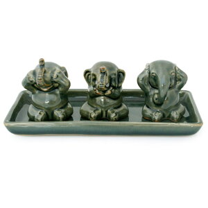 ���� �u�� �G�� �C�O NOVICA Artisan Handmade Celadon Ceramic Figurines Unique Set of 3 Green Thailand Sculpture Animal Themed Good Luck Elephant [Elephants 3 2.6in H x 2in W x 2.2in D Tray 0.8in H x 7.75in W x 3.5in D] �y���s�A���i�z