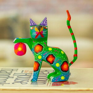 ���� �u�� �G�� �C�O NOVICA Artisan Handmade Wood Alebrije Figurine Painted Green Copal Cat with Ball Multicolor Mexico Sculpture Whimsical [3.9in H x 4.7in W x 2in D] 'Feline Sport in Green' �y���s�A���i�z