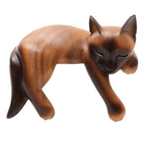 ���� �u�� �G�� �C�O NOVICA Artisan Handmade Wood Statuette Sleeping Siamese Suar Cat Brown Indonesia Sculpture Painted [4.3in H x 6in W x 3.5in D] ' Sleeping Feline' �y���s�A���i�z