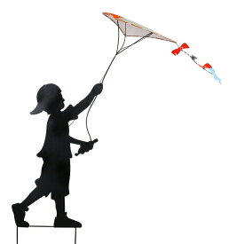 太陽光充電 LEDソーラーパワー 少年 ガーデンライト オーナメント Alpine Corporation Solar Boy Silhouette Flying Kite Decor with LED Lights - Outdoor Yard Art Decor - 33" x 9" x 41" 【並行輸入品】