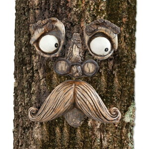 ガーデンオーナメント 木の装飾に アート Bits and Pieces-Old Man Tree Hugger - Garden Peeker Yard Art - Outdoor Tree Hugger Sculpture Whimsical Tree Face Garden Decoration 【並行輸入品】