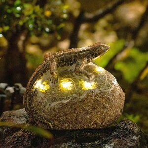 �K�[�f�����C�gLED�\�[���[���C�g �\�[���[�p���[ Rezpuao Garden Statue Lizard,Solar Lizard Decor for Outdoor,Resin Lizard Figurine with Solar Light for Patio,Balcony,Yard,Lawn Ornament,Perfect Garden Gift �y���s�A���i�z