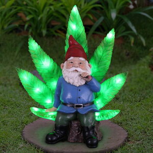 ガーデンライトLEDソーラーライト ソーラーパワー Exhart Smoking Garden Gnome Statue with LED Light-Up Pot Leaf, Battery Powered Timer, Durable Resin Outdoor Decor, Funny Gnomes Yard Art, 11 x 6 x 12 Inch 【並行輸入品】