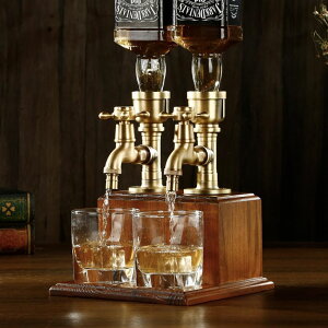 ^JƖ؂̎蓮hNfBXyT[ Vida Brillante Drink Dispenser for parties Bar Accessories Gifts for Husband Dad Man Cave Decor for Whiskey Lovers with Brass Tube &Wooden Base Suitable for Rum/Bourbon-2 Bottle ysAiz