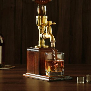 ^JƖ؂̎蓮hNfBXyT[ Vida Brillante Drink Dispenser for parties Bar Accessories Gifts for Wine Lovers Whiskey Man Cave Decor for Husband Dad Him with Brass Tube & Carbonized Wooden, 1 Tap ysAiz