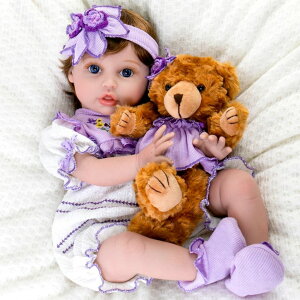 �Տ����� ���A�� �x�r�[�h�[�� �V�����l�` Aori Reborn Baby Dolls - 22 Inch Realistic Lifelike Baby Girl - Handmade Vinyl Reborn Doll with Feeding Set & Purple Outfit | Newborn Baby Doll for Kids 3+, Collectors, Role Play �y���s�A���i