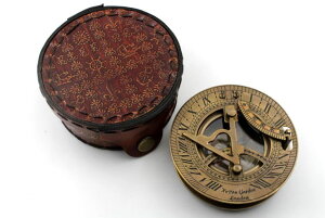 v Brass Compass - Antique Brass Sundial Compass Marine Boat Gift Pocket Sun Dial in Box Nautical Marine Gift Sun Clock Pirate Ship Replica Watch ysAiz