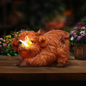�K�[�f�����C�gLED�\�[���[���C�g �\�[���[�p���[ Highland Cow Solar Powered Outdoor Garden Statue, Resin Highland Cow Statue with Solar Light Lantern, Decorative Lawn, Yard Outdoor Highland Cow Decor. Unique Home Decorations, Gifts f �y