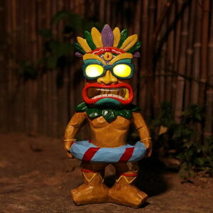 �K�[�f�����C�gLED�\�[���[���C�g �\�[���[�p���[ Solar Tiki Statue with Swim Ring - Tiki Bar Decorations Outdoor Decor, Garden Statue with Solar Light for Patio Porch Poolside Balcony - Yard Art Lawn Ornaments Figurine Gardening Gift �y