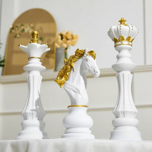 �`�F�X�Z�b�g Yuxung 3 Pcs Large Chess Statue Decor Set King Queen Knight Chess Piece Decor Sculpture Ornament Collectible Figurine for Home House Office Desk Table Cabinet Arrangement Gift (White) �y���s�A���i�z