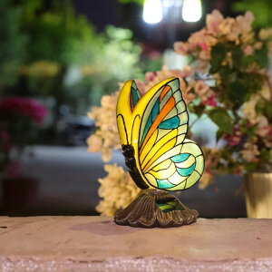 �K�[�f�����C�gLED�\�[���[���C�g �\�[���[�p���[ Rezpuao Solar Butterfly Garden Statues,Butterfly Decor for Outdoor,Resin Colorful Butterflies Figurine with Solar Light for Patio,Balcony,Yard,Lawn Ornament,Perfect Garden Gift �y���s