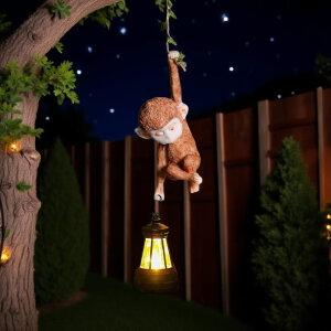 �K�[�f�����C�gLED�\�[���[���C�g �\�[���[�p���[ Solar Powered Hanging Monkey Figurine with LED Lantern Resin Climbing Baby Chimpanzee Vine Statue for Garden, Yard, Wall Decor ? Waterproof, Durable & Adorable Outdoor Solar Light �y��