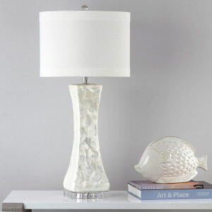 �T�t�@���B�� safavieh �e�[�u�������v �T�t�@�r�� �T�t�@���B�A SAFAVIEH Lighting Collection Shelley Coastal White Concave Capiz Shell 31-inch Bedroom Living Room Home Office Desk Nightstand Table Lamp (LED Bulbs Included) �y���s�A
