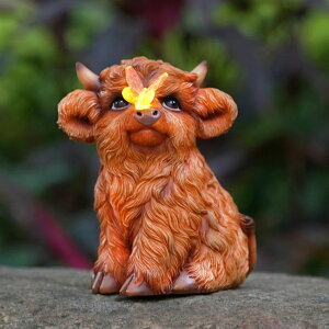 �K�[�f�����C�gLED�\�[���[���C�g �\�[���[�p���[ Highland Cow Solar Powered Outdoor Garden Statue, Resin Highland Cow Statue with Solar Light Lantern, Decorative Lawn, Yard Outdoor Highland Cow Decor. Unique home decorations, gifts f �y
