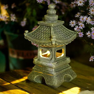 �K�[�f�����C�gLED�\�[���[���C�g �\�[���[�p���[ Solar Pagoda Lantern Garden Statue Japanese Zen Lantern Outdoor Decor with LED Light for Landscape Balcony Patio Porch Yard Art Ornament �y���s�A���i�z