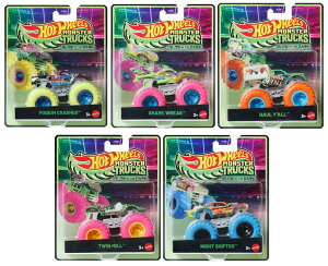 �z�b�g�E�B�[�� �����X�^�[�g���b�N Hot Wheels Monster Trucks Glow in The Dark Collection, 5-Pack Set, Podium Crasher, Shark Wreak, Haul Y'all, Twin Mill, Night Shifter, Ages 3+ JFX08-979D �y���s�A���i�z