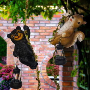 �K�[�f�����C�gLED�\�[���[���C�g �\�[���[�p���[ 2PCS Solar Light Outdoor Statues, 6.7 H Resin Raccoon and Squirrel Climbing On A 24.8 L Vine with LED Lantern, Waterproof Hanging Solar Squirrel Figurine for Balcony Garden Yard Wall �y