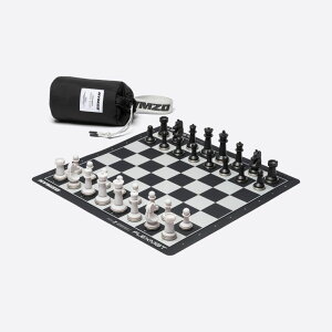 �`�F�X�Z�b�g Nymzo Stanton Series 01: Opening Edition Chess Set, 34 Pieces with Metal Bases, Black and White, Silicone Mat, Club Size (Black Base w/Metallic Silver) �y���s�A���i�z