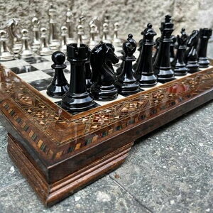 �`�F�X�Z�b�g Handmade Metal Chess Set for Adult Staunton Chessmen Hand Carved Bronze Classic Chess Metal Chess Pieces and Solid Walnut Inlaid Wood Chess Board Gift Idea for Dad �y���s�A���i�z