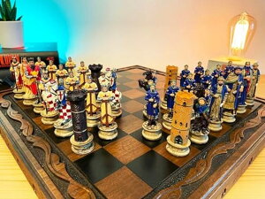 �`�F�X�Z�b�g Luxury Vintage Chess Set Historical Crusaders Chessmen Hand Painted Chess Pieces Walnut Solid Wooden Chess Board Gift for Dad, Husband �y���s�A���i�z