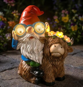 �K�[�f�����C�gLED�\�[���[���C�g �\�[���[�p���[ C&Y&G&X Solar Garden Gnome Decor, Funny Gnome Riding Highland Cow Statue with Animated Blinking LED Eyes, Waterproof Resin Yard Art Outdoor Lawn Ornament Gift for Housewarming Patio �y��