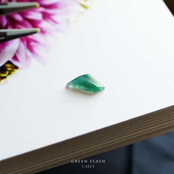 翡翠（ヒスイ）ルース (1.32ct/グリーン翡翠）『GREEN FLASH』ファセット 一点物 高品質 ミャンマー産天然ひすい ジェダイト 硬玉 ナチュラル 無着色 5月誕生石 国石 お守り 縁起物 ギフト プレゼント セミオーダー  お祝い 誕生日 記念日 緑 【送料無料】