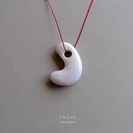 【さざれし工房】 翡翠 (ヒスイ) 勾玉「うみてらし Gusuku」(36.1mm/ホワイトグリーン翡翠) 日本製 手作り 希少 ミャンマー産天然ひすい 一点物 無着色 ジェダイト 硬玉 5月誕生石 国石 パワーストーン お守り まがたま ギフト プレゼント 贈答品 縁起物【送料無料】